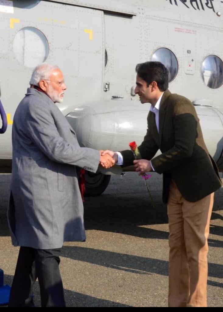 kashmirifara's tweet photo. #Love at first sight 
#JunaidMatoo welcomes #Modi with Rose 🌹
@OmarAbdullah
@AdvNeelofar 
@MehboobaMufti 
@ibnebattuta 
#Kashmir https://t.co/P01jexB1nx