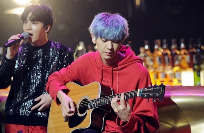 1504fp's tweet photo. ขอเอ๊ะหน่อย อิกีตาร์โปร่งชานยอลตัวนิ มันไปอยู่ในห้องน้องแบค ที่บูชอนได้ไงทั้งที่น้องเล่นไม่เป็น แร้วปัจจุบันเห็นเล่นแต่เบสเหลือง  ตัวที่นอนไลฟ์วันนั้นกะคนละตัว https://t.co/TRR3Td6z5p