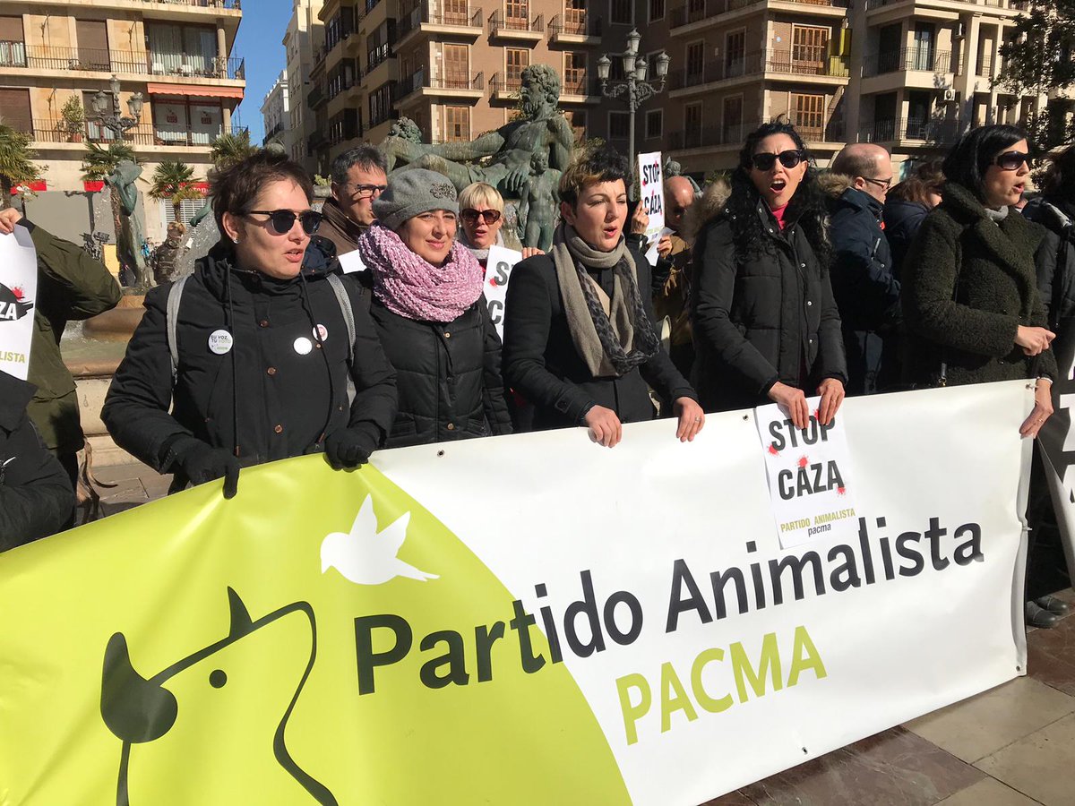 PacmaValencia's tweet photo. Esta mañana, miles de personas hemos salido a la calle en decenas de ciudades del país para apoyar las concentraciones convocadas por @plataforma_NAC exigiendo el fin de la caza. En #Valencia el @PartidoPACMA nos hemos sumado un año más a este acto. #NoALaCaza3F #StopCaza https://t.co/O8DzuUOCww