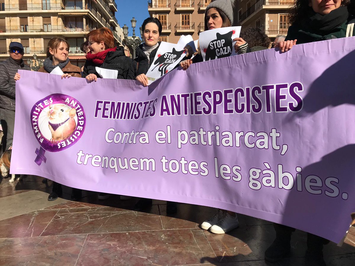 PacmaValencia's tweet photo. Esta mañana, miles de personas hemos salido a la calle en decenas de ciudades del país para apoyar las concentraciones convocadas por @plataforma_NAC exigiendo el fin de la caza. En #Valencia el @PartidoPACMA nos hemos sumado un año más a este acto. #NoALaCaza3F #StopCaza https://t.co/O8DzuUOCww