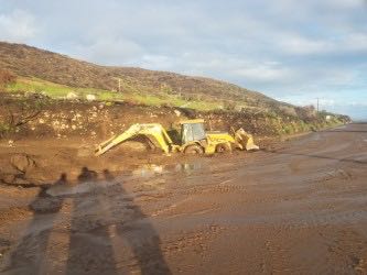 CaltransDist7's tweet photo. @CaltransDist7 hard at work clearing one of the mud #slides along PCH yesterday. SR-1 (#PCH) remains closed from #LasPosas Rd in Ventura. Co. to #Trancas Cyn Rd in #Malibu until further notice. Avoid PCH during storms. quickmap@dot.ca.gov https://t.co/MvewArH7oM