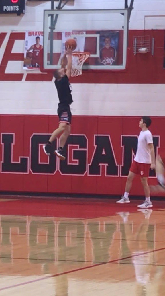 In case you didn’t know <a href="/ChalfinGabe/">gabe chalfin</a> can get way up there while @_jeremy02 drops some dimes. This sophomore can leap!