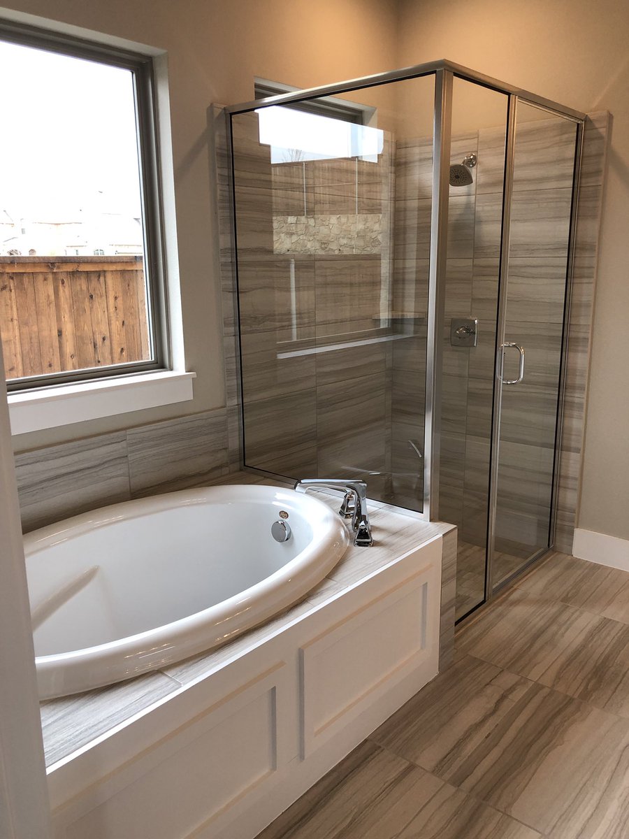 benwegmann's tweet image. What $550k gets you in Texas!

New construction, 4,000+ Sqft, 3 car garage.

Watch the full tour on my Instagram story! 🍿 IG: Benwegmann