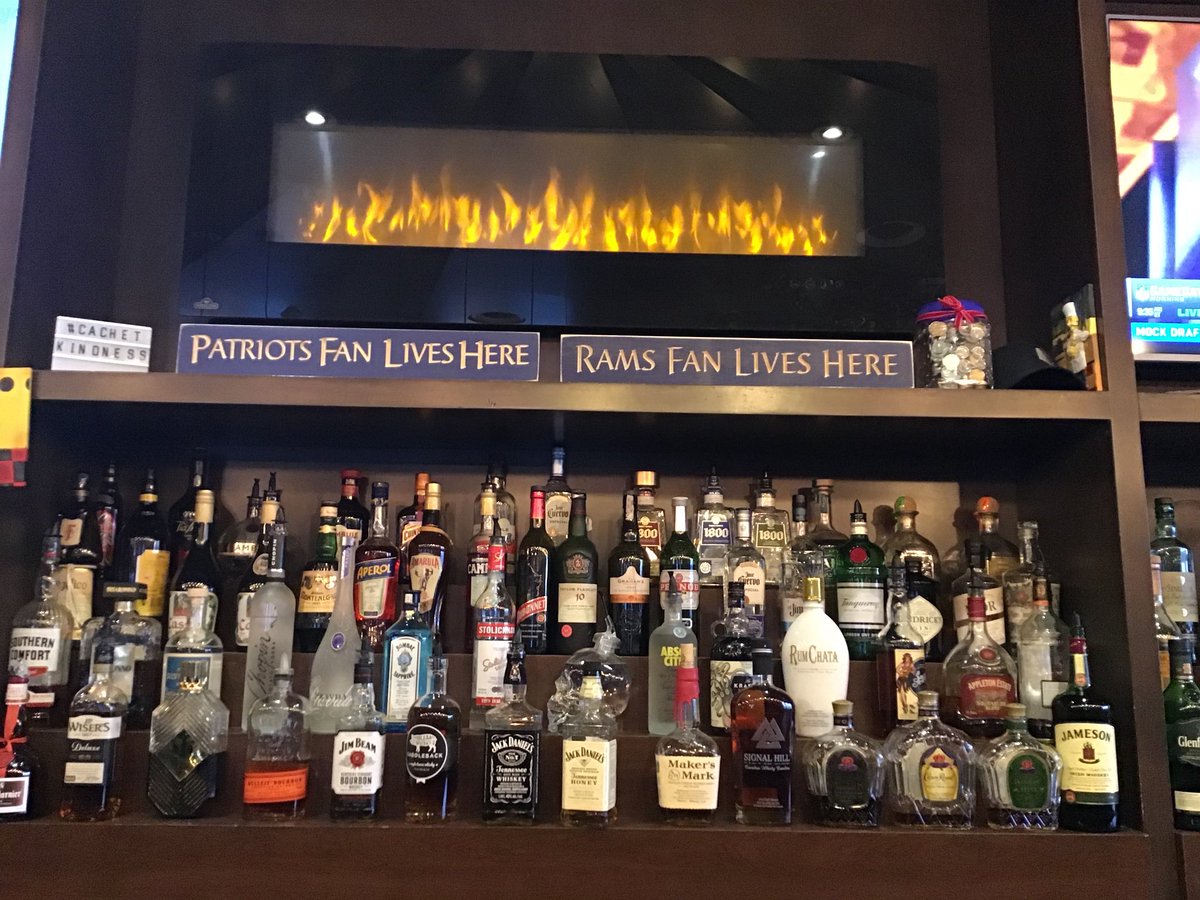 CachetClub's tweet photo. Join us tonight at Cachet for our SuperBowl party starting at 4pm! They’ll be live music, tailgating, a buffet and prizes 😀 https://t.co/R79yweCoPt