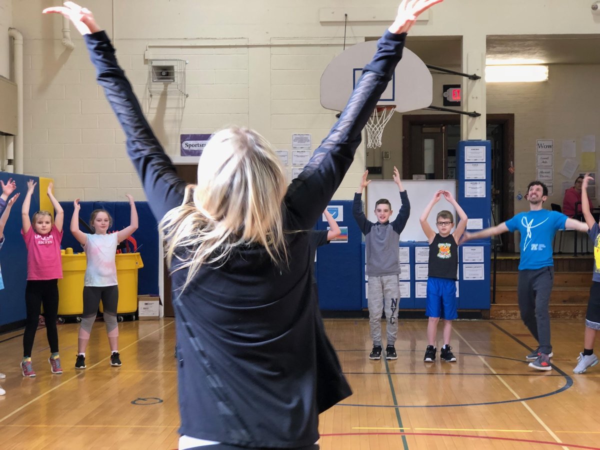 SPACsaratoga's tweet photo. Malta Ave Elementary School’s 5th grade class had a special visit last week from #Broadway performer Alicia Albright as part of their third annual #SPAC Dance Residency. 🌟Thanks for inspiring our young local dancers on your day off, Alicia! #MagicofSPAC https://t.co/kOYlablceo