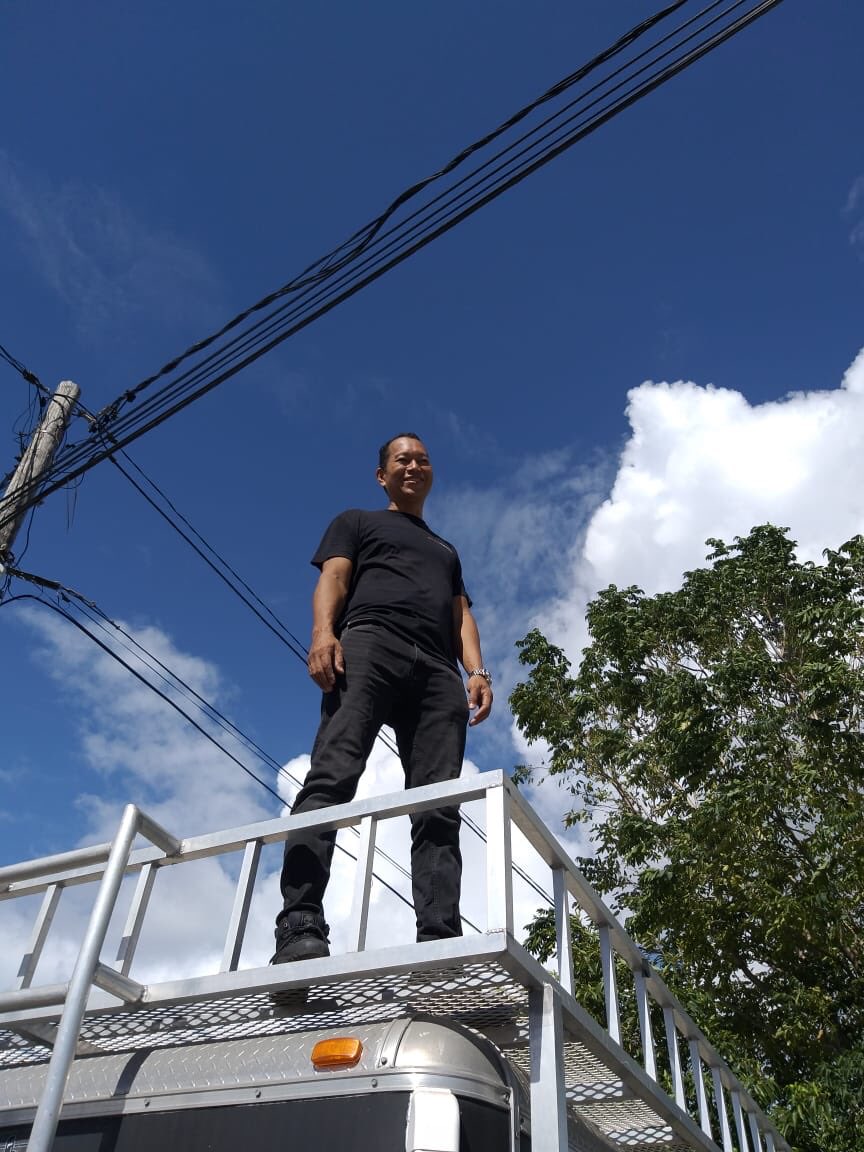 guadeloupela1e's tweet photo. Installation du matériel au bourg du #Gosier pour le direct du #gozieval à partir de 15h00 sur @guadeloupela1e #tele et Facebook @olivierlancien @SebOnekenobi @VilleduGosier @vaval971 #musique https://t.co/V8WJkKGOjX