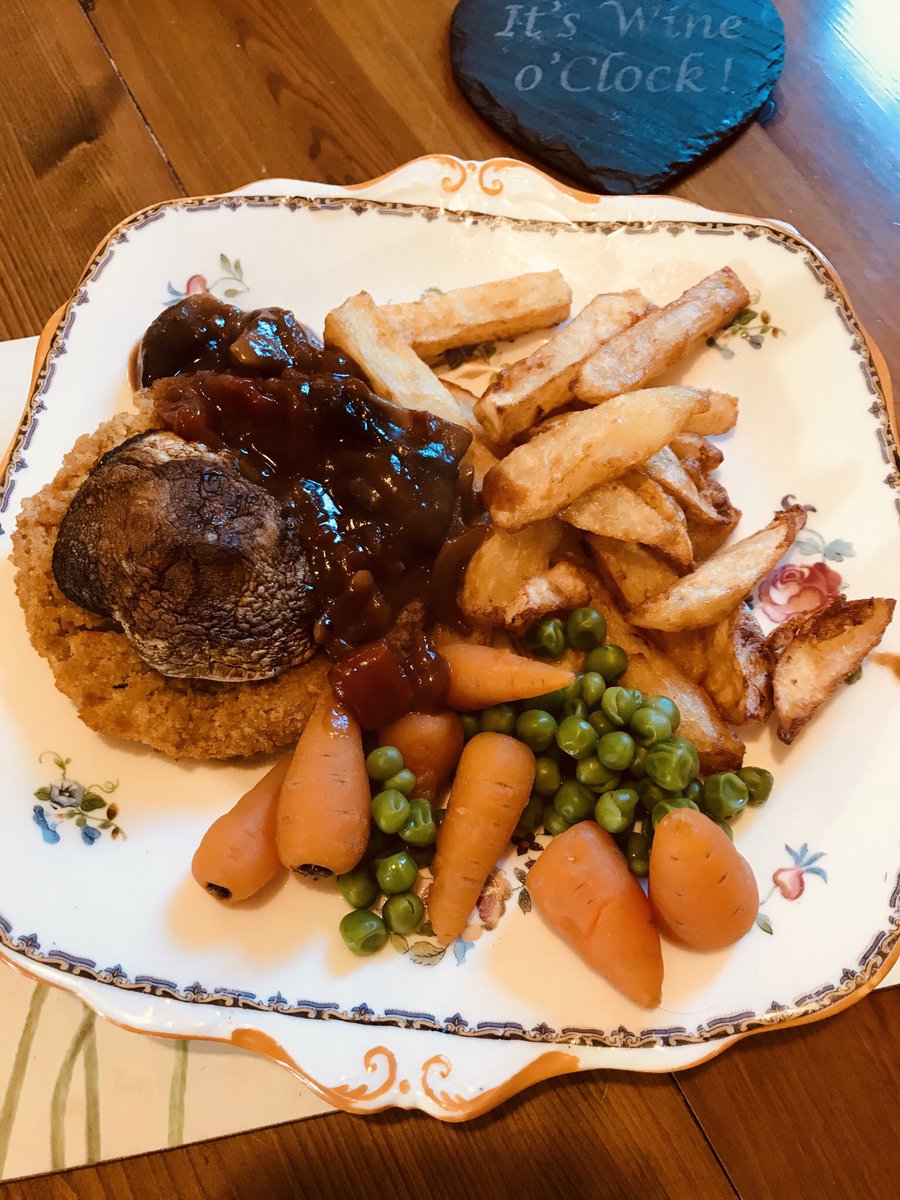 Sunday lunch homemade chips veggie burger roasted field mushroom baby carrots peas n red wine sauce 💖🥔🍷🌸who says vegans miss out 🙂🙂