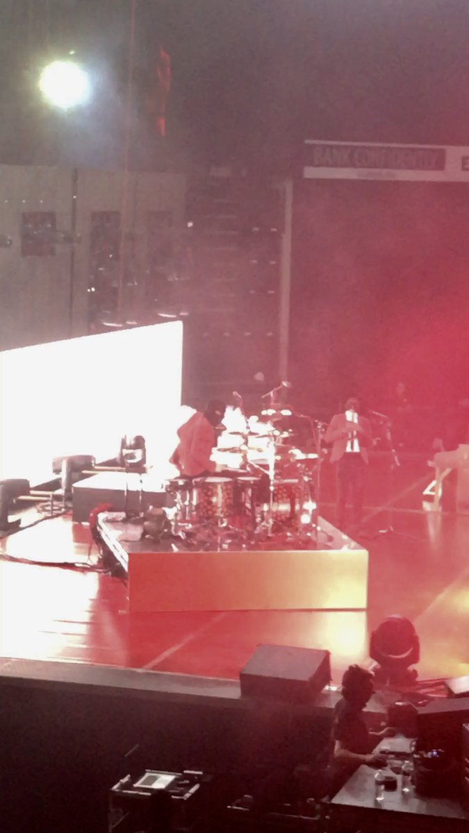emman0lan's tweet photo. @tylerrjoseph here we see two beautiful frames of your fall :) https://t.co/5ZBsiSukyA