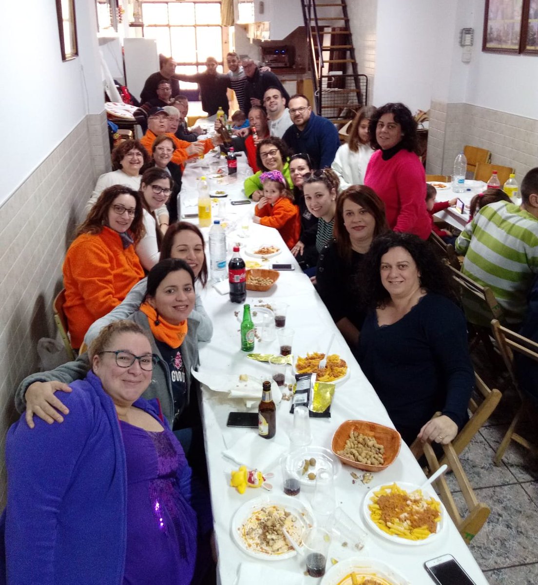 FallaCambro's tweet photo. L'activitat continua. Un diumenge més el casal de gom a gom rematant disfresses. Gràcies a tots. 
#diumengescambro #disfresses #casal #Falles19 #falles #comboifaller #40anysfentfalla #40éaniversari
🔥🏠🍊🍊🍊 https://t.co/yVNtzIHSTK