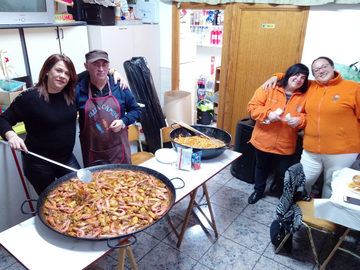 FallaCambro's tweet photo. L'activitat continua. Un diumenge més el casal de gom a gom rematant disfresses. Gràcies a tots. 
#diumengescambro #disfresses #casal #Falles19 #falles #comboifaller #40anysfentfalla #40éaniversari
🔥🏠🍊🍊🍊 https://t.co/yVNtzIHSTK