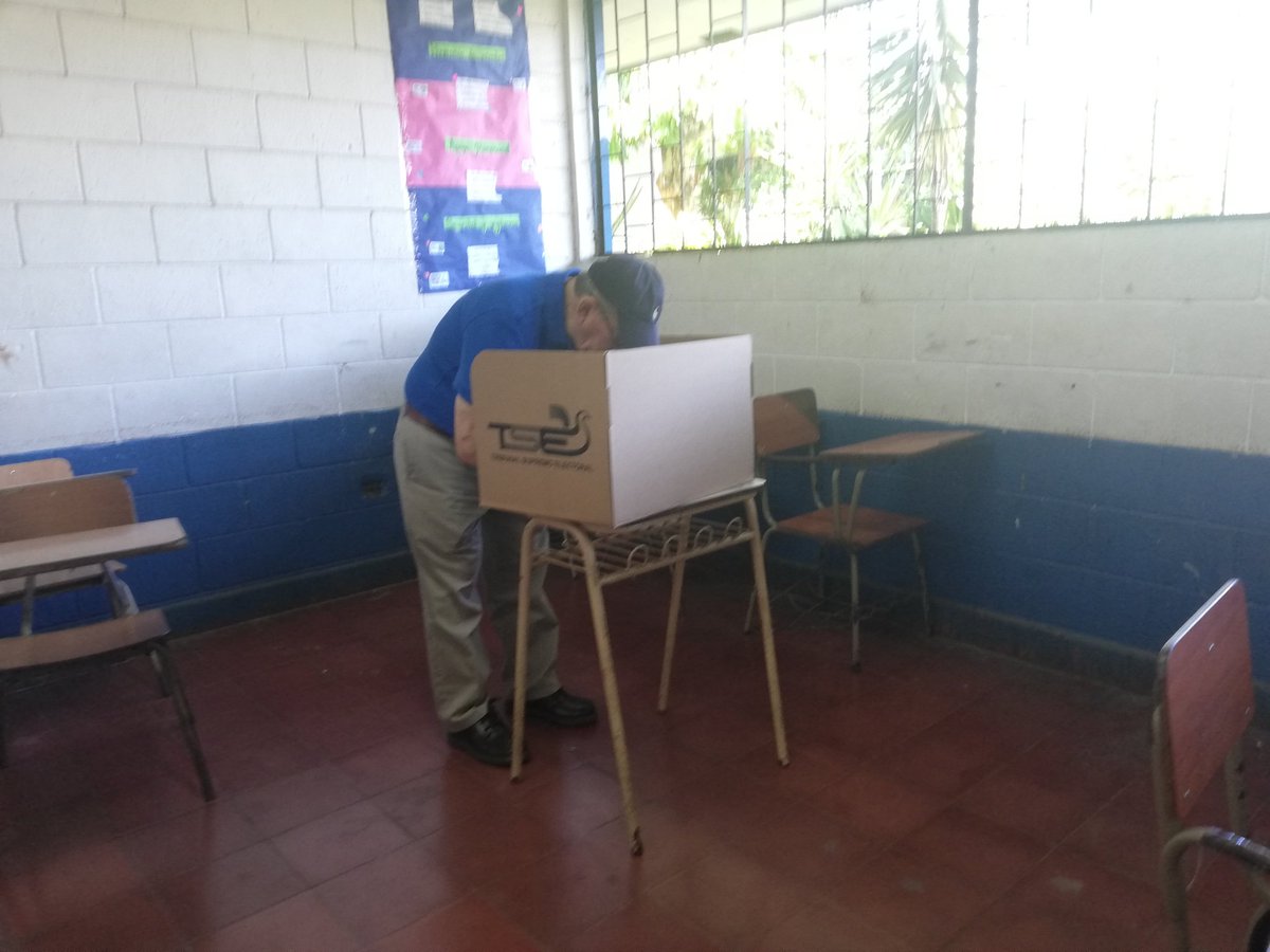 RobertoApcn's tweet photo. Momentos en el que emití mi voto para cambiar el rumbo de nuestro país. @PrensaPCN https://t.co/az76uhVNQf