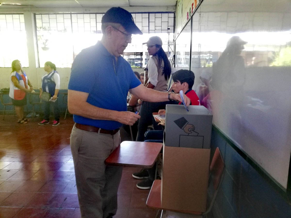 RobertoApcn's tweet photo. Momentos en el que emití mi voto para cambiar el rumbo de nuestro país. @PrensaPCN https://t.co/az76uhVNQf