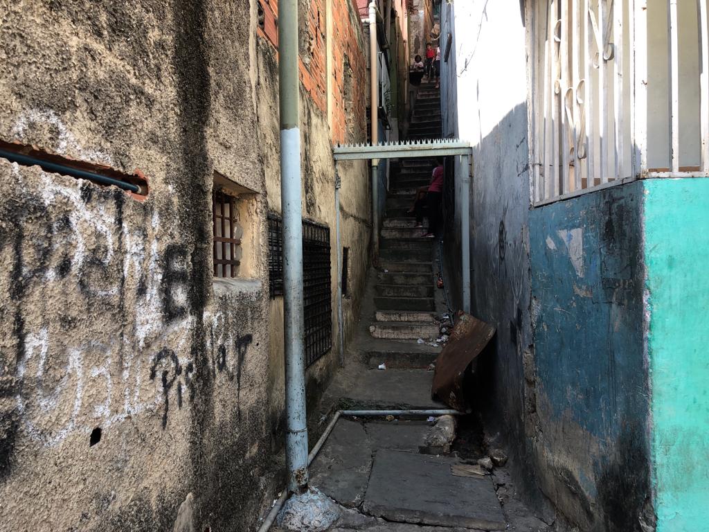 AABerwick's tweet photo. This is the alley where on Jan 24 officers from Venezuela's FAES special police unit dragged 27-yr-old Yohendry Fernandez and shot him dead. Amid the FAES's deadly attacks on those that protest Maduro, here is my story on one raid: https://t.co/lx9TFxwEQC 1/9 https://t.co/KddjoVPBi5