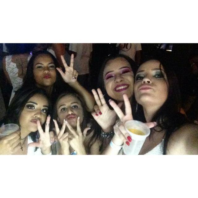 kimberlydiass's tweet photo. Era só pra mim saber que roupa eu ia por rolê, ai acabo virando um grupo que eu não consigo fica um final de semana sem ver e claro ainda mando fotos dos looks! Eu amo vocês #365Days #longedemim https://t.co/p3lT9yz8m1