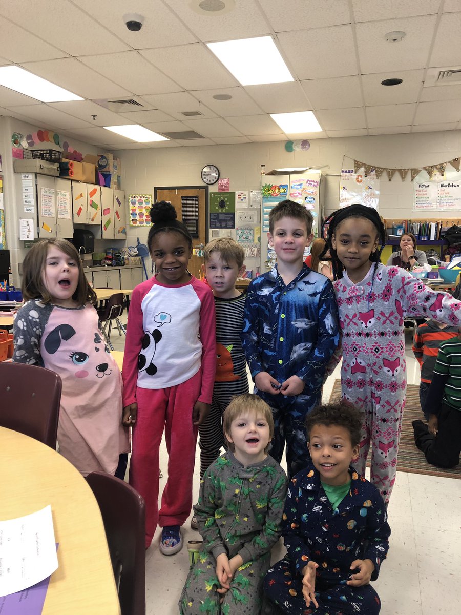 MrsLoyd3's tweet photo. 1/2 day pj day fun day!! https://t.co/TpMY3rOmxH