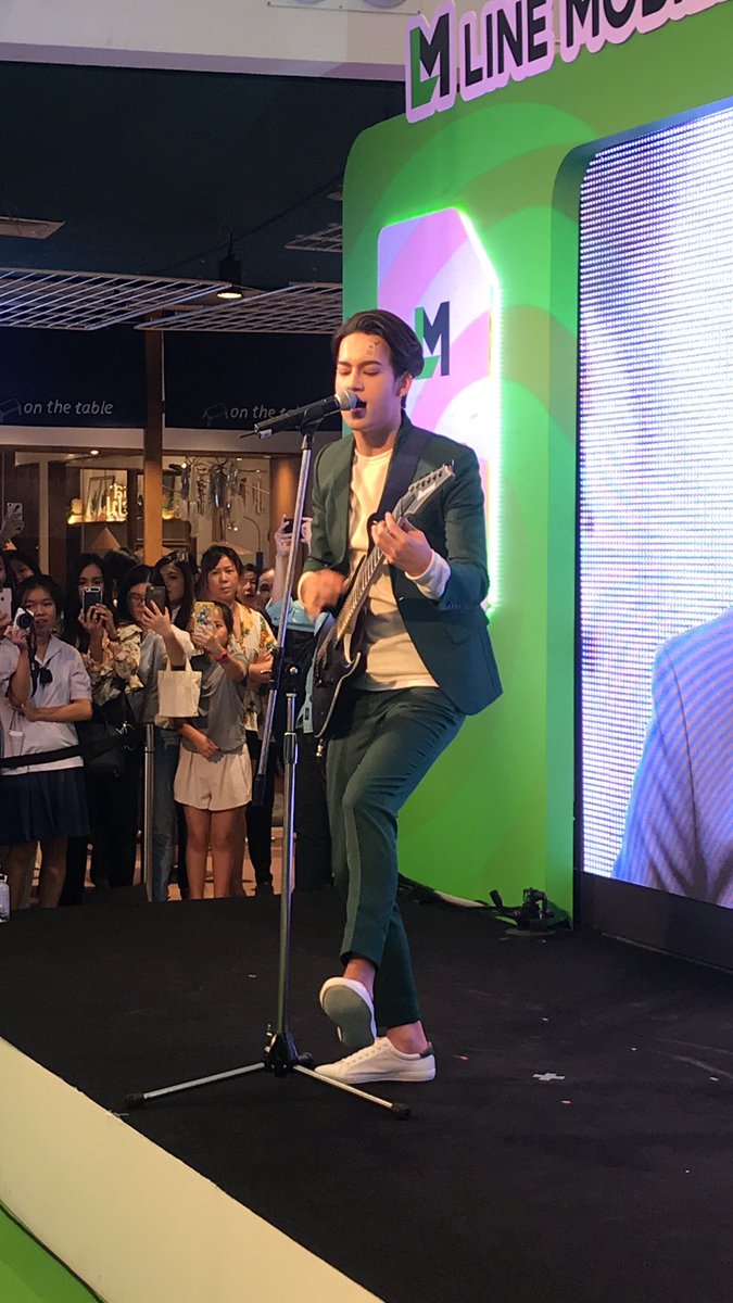 PSmitit's tweet photo. จากท่าเล่นกีต้าร์นั้น...เชื่อแล้วว่าเป็นคนเกรี้ยวกราด 😁😁 ...เราจะมองข้ามความหงูวไปสักแป๊บนึง 🤣
#icepariss
#ลองเปิดแล้วคุณจะรัก
#รักได้ง่ายๆ
#LINEMOBILETH
#ICEMostExculsiveAdSpace
#LINEMOBILETHxICEPARISS https://t.co/LS8oKRTGuz