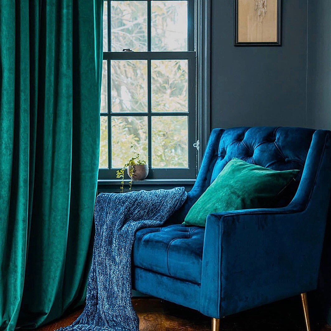 DesignDished's tweet photo. Rich velvet in peacock hues. Love this combination of color and texture! #Interiors #velvet #curtains #drapes #tuftedarmchair https://t.co/HxrEgrlrjW