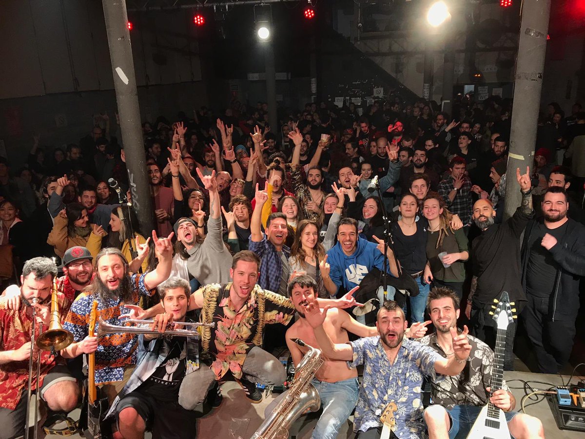deceleratrixx's tweet photo. GRÀCIES CACHOFUNKERS per venir a petar Can Batlló per la Funky-Party d’ahir. Mil gràcies a la organització i als musicassos de @soulrait i @pinklemon_music. Ens veiem a la propera farra!!🤘🏻🤘🏻💥💥🕺🏻🕺🏻
#concert #gig #canbatllo #dissabte #groove #funk #cachofunky #funky #funkrock https://t.co/cImJ0423Uk