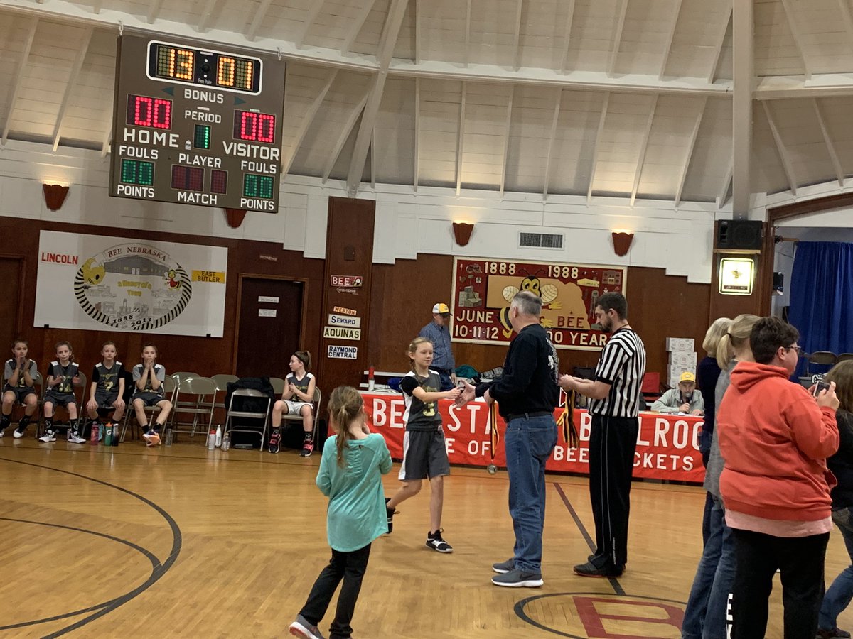 NicoleHildy's tweet photo. Bee Tournament 2019 - The girls went 3-0. They are so much fun to watch! #ilovenumberthree #19pointsontheweekend #shegotitfromhermomma https://t.co/NF2G3z7zP1