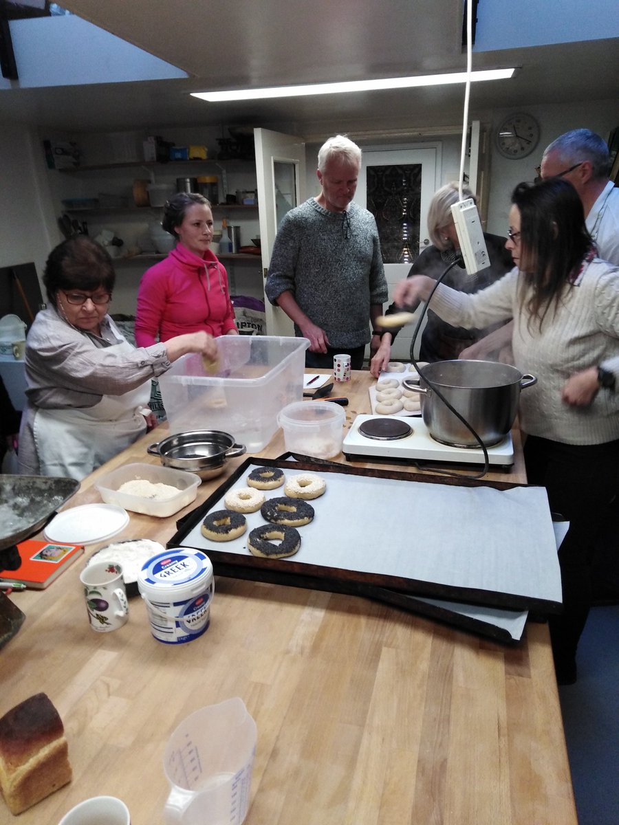 panaryuk's tweet image. #breadangels a-flurry with the bagels, dipping, boiling, dunking, seeding, trying, baking....