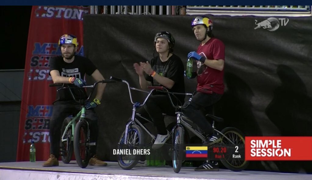 PuntoOlimpico's tweet photo. #PuntoDominical || ¡Líneas FANTÁSTICAS! 🔥
-
La experiencia de @Danieldhers se hizo sentir en la final #BMXPark del #SimpleSession19 🚨
-
Una puntuación de 90,20 lo ubica de segundo en el tablero general.
-
Sigue la competencia en vivo por @redbull 📽 https://t.co/qW1l3JvINu
