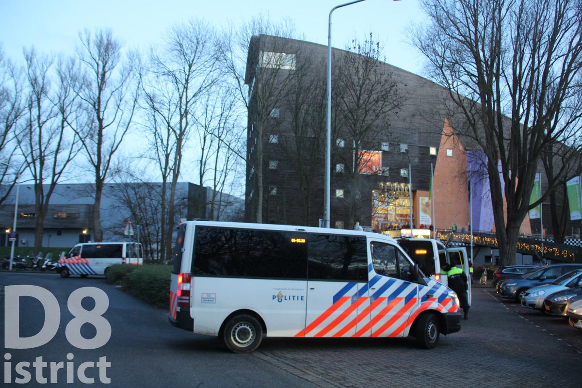 RedactieD8's tweet photo. Inmiddels komen er steeds meer voertuigen van de Mobiel Eenheid van de politie ter plaatse bij de #Uithof in #DenHaag nadat de bekerfinale #HijsHokij tegen #AHOUDDevils. Ook worden er extra beschermden kleding aangedaan. Er wordt flinke onrust verwacht. https://t.co/IgS88fpCJM