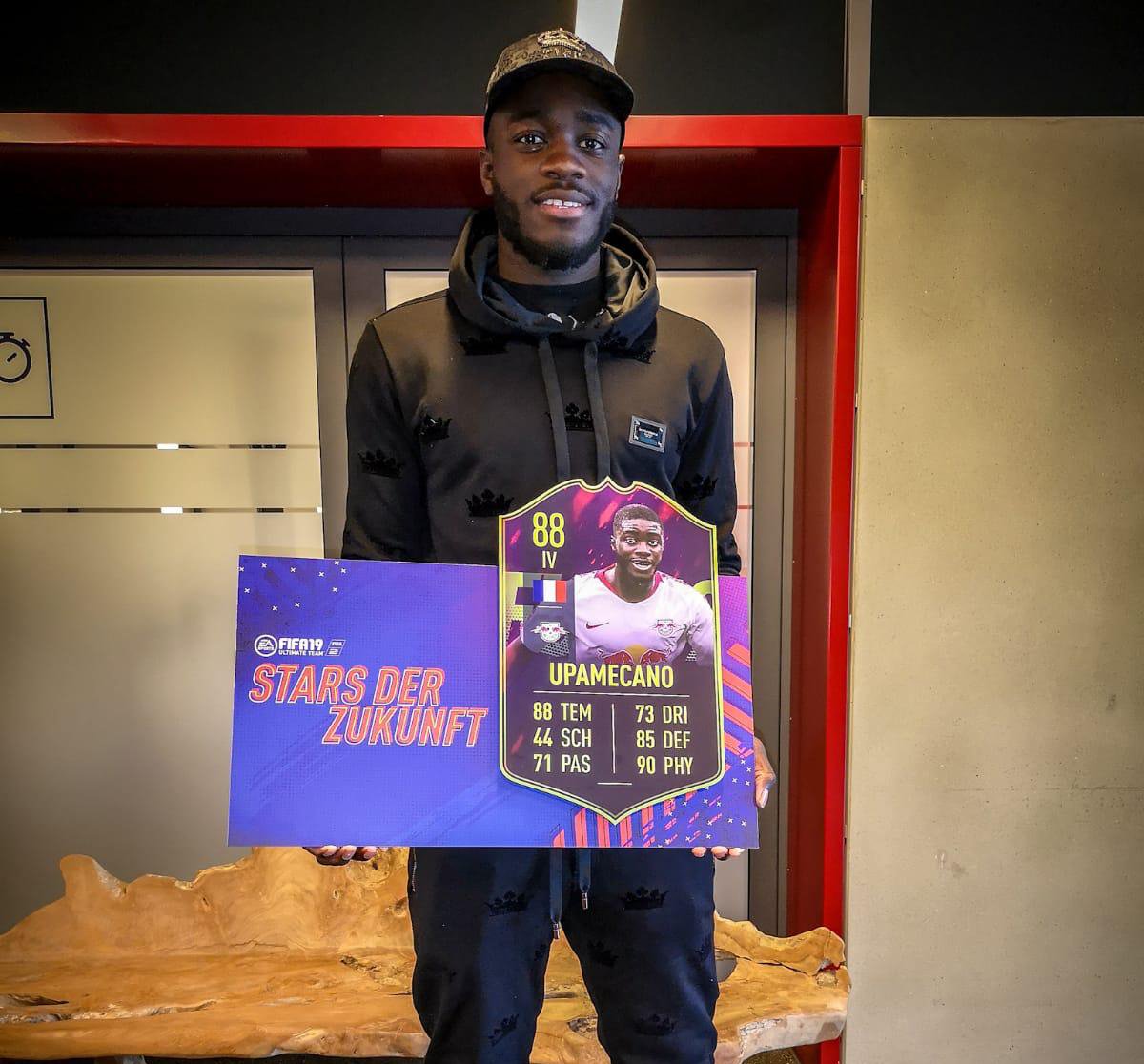 RBLeipzig_Fr's tweet photo. Future Star ? Nous le savions déjà 😉🇫🇷🔥 @EASPORTSFIFA @EA_FIFA_France #Dayot #Upamecano #DU5 #DieRotenBullen 🔴⚪ https://t.co/z4uLeZCo2w