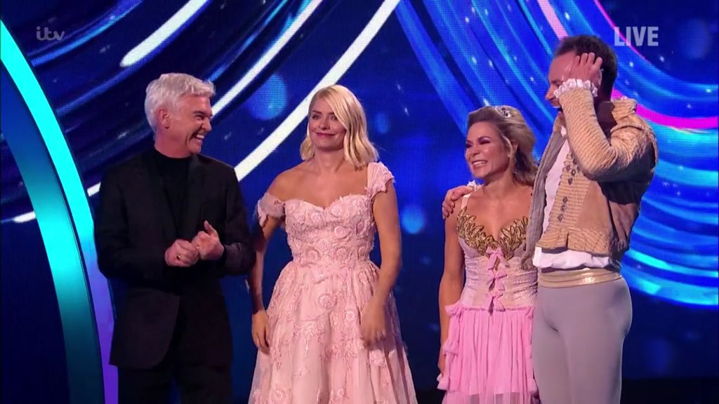 Love Holly Willoughby On Twitter Wardrobe Malfunction Whoops