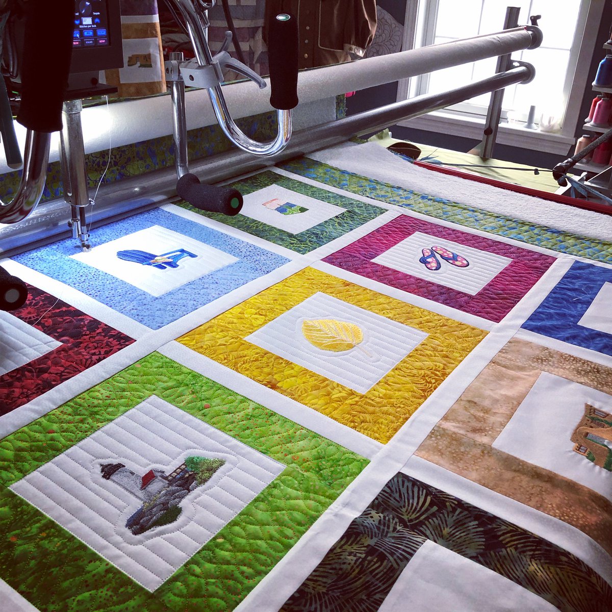 KkmberlyW's tweet image. Under my needle today. #kimsquiltingcorner #inovaquilting #longarmquilting #embroideryquilts