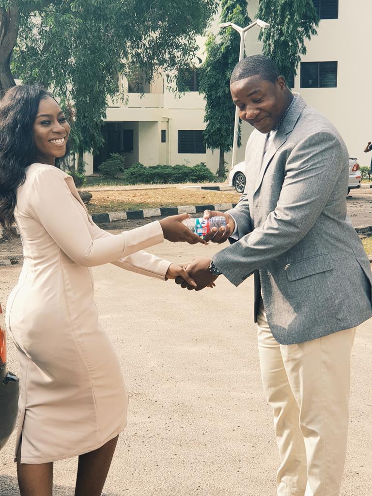 Niifio_Carnel's tweet image. @KunmiO__ thirsting after the flesh of her MCM. So he hands her some water. 😂😂 #MasterofArchitecture