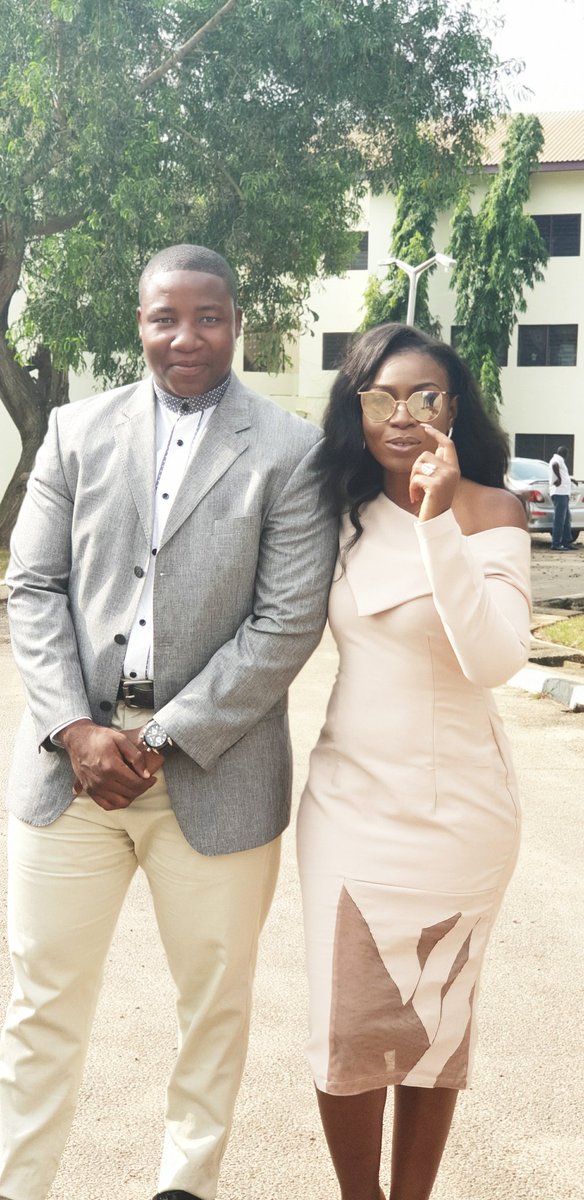 Niifio_Carnel's tweet image. @KunmiO__ thirsting after the flesh of her MCM. So he hands her some water. 😂😂 #MasterofArchitecture