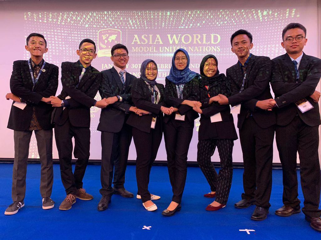 #4
Selanjutnya, MUN secara tidak langsung telah mengajarkan para peserta untuk menulis,
memperdebatkan argumen, serta berbicara di depan umum.