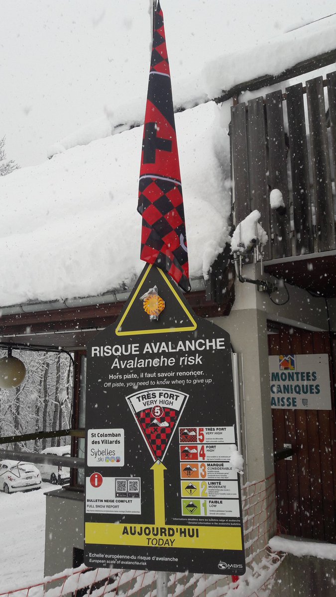 Amis randonneurs, demain matin lundi 4 fevrier nos artificiers et dameurs procéderons à la sécurisation du secteur du col de Bellard, pour votre sécurité l'accès a la partie haute fu domaine skiable est strictement interdit
#ridesafe 
#skitour
#sybelles 
#mauriennisezvous
