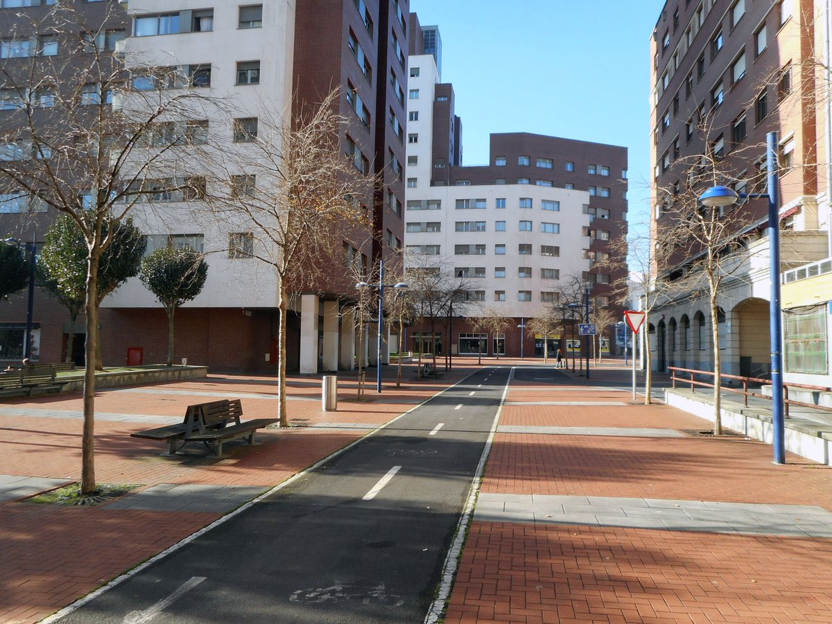 Pablo_PC_Mob's tweet photo. Located in Ametzola, a regenerated industrial area in #Bilbao, Ibarruri Street is an excellent example of a residential shared space, where cars have very limited access and people have priority over them! https://t.co/Jyf4iuyGzT