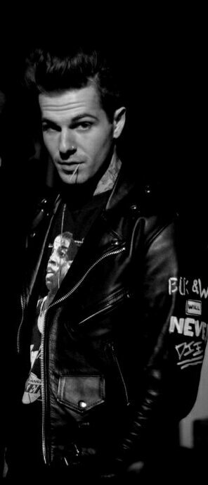 MdiMerda's tweet image. Te olho com cara de safado//bandido