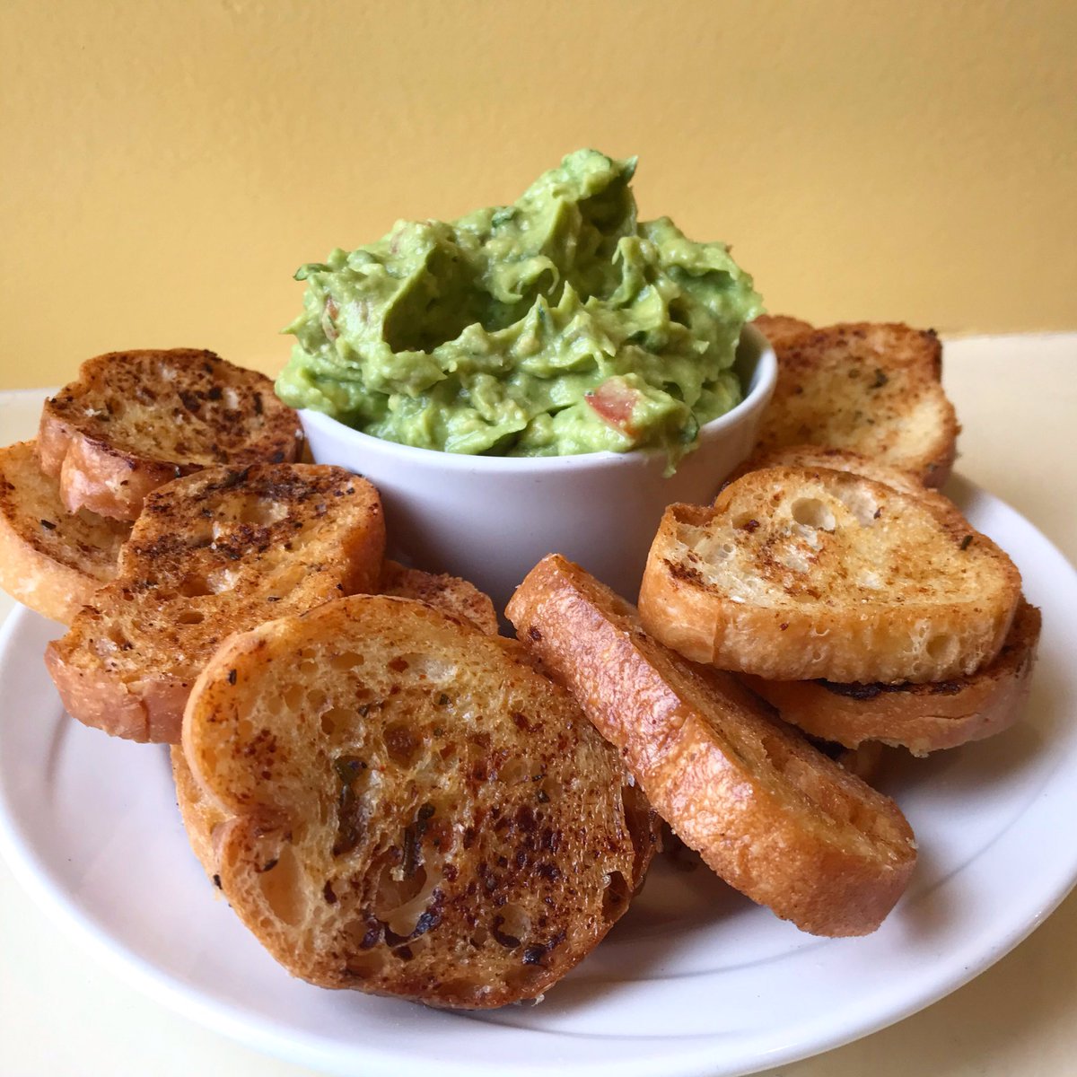 PanChancho's tweet image. The ultimate game day snack || Also known as the classic Zoe breakfast 
#freshmadedaily #spoonuniversity #queensu #mydowntownktown #onestopshop #ygk #bakery #snack #breakfastofchampions #guacamole #localfood #proudtobeslc #visitkingston #supportlocal #gameday #SuperBowlSunday