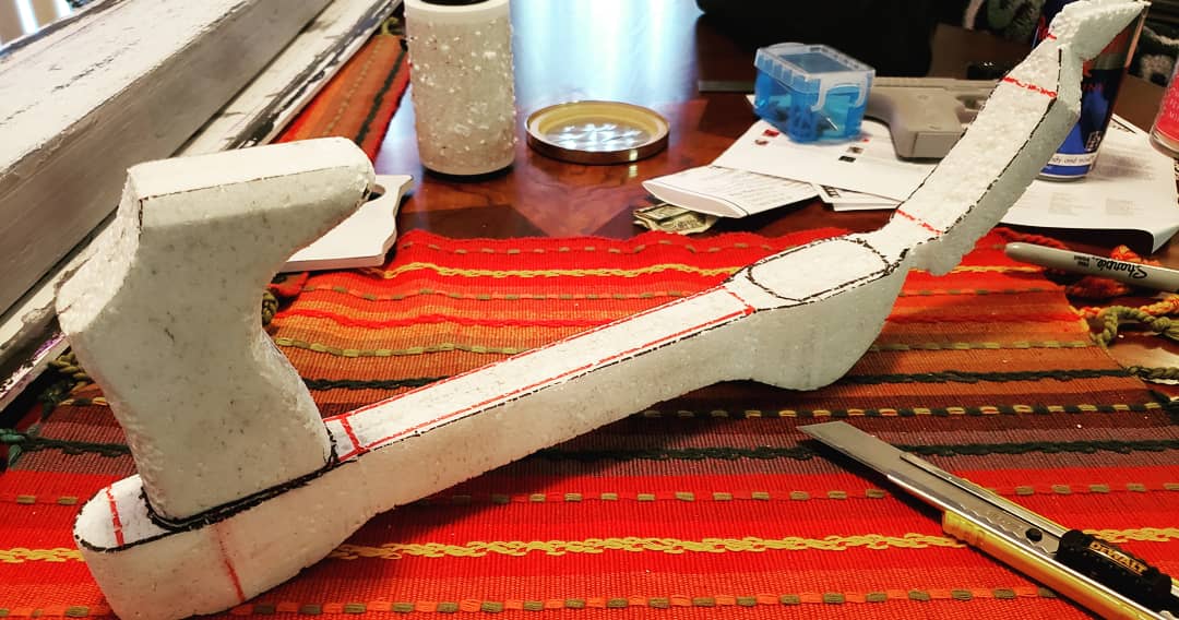 WardcoProps's tweet photo. Cutting, shaping, and sanding the double grip base gauged. I'll having a blast using this cheap styrofoam. It's so easy to build with and cheap (free)
#destiny2
#bungie
#twotailedfox
#daito
#foamsmith
#dragonconproject
#styrofoam https://t.co/S3AlSLhFSO
