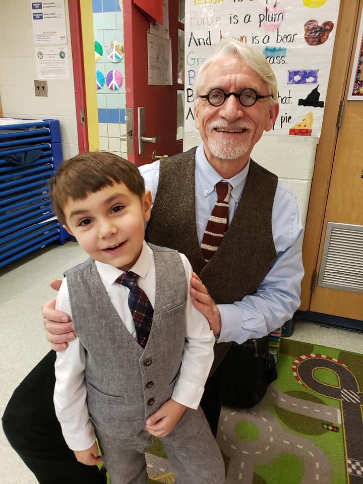 team266Q's tweet photo. Author and historian @kennethcdavis visited us on Friday. One of our pre-k students was dressed for the visit. Thank you Mr. Davis for visiting our school and meeting our students. #twinning #dreambig #team266 https://t.co/1T7kRQ6z1s