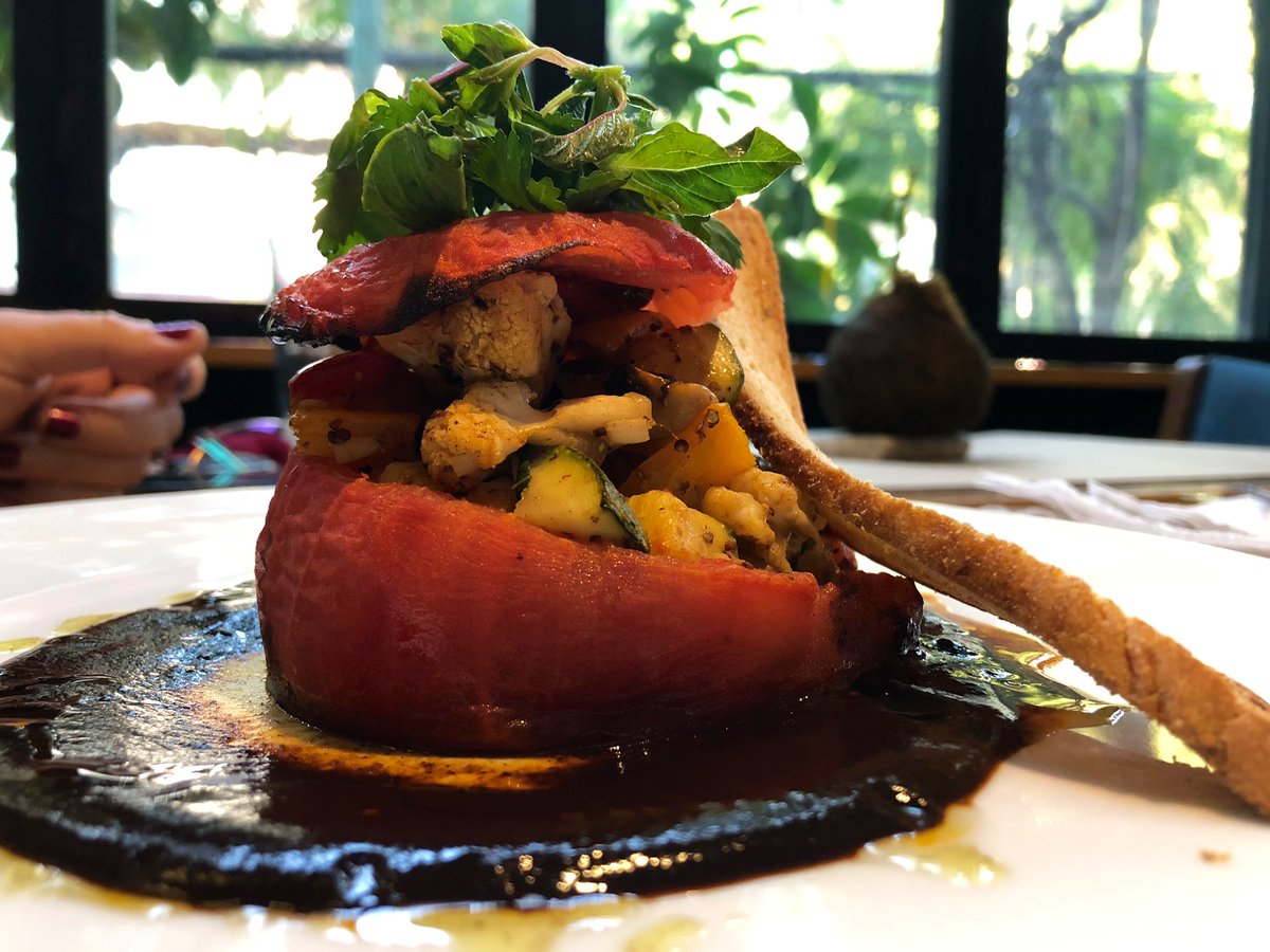 RestTemporal's tweet photo. #Ñam! Plato #vegetariano de estos días: jitomate relleno de verduras salteadas y mole negro.
#deli #vegfriendly #vegan #febrerovegano #verdurasparatodos #festín https://t.co/Yvy1s9glOo