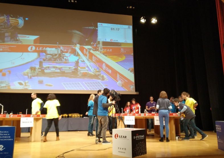 EnricBolano's tweet photo. Ahir a @FLLTgn_Reus més de 30 equips de 24 escoles i instituts van participar a #INTOORBIT més de 300 nois i noies de 10 a 16 anys hi han participat, treballant el repte MISSION MOON organitzat per @etseURV @universitatURV Enhorabona a tots els participants https://t.co/TPsA7GRNJh