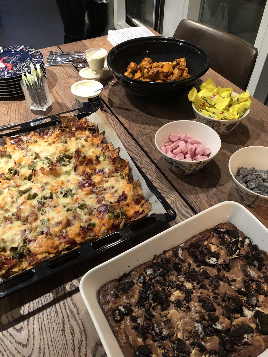 Bíðum spenntar eftir að fá Sean McVay upp á skjáinn 😍 jú og að sjá hvort Travis Scott biðji Kylie #nflisland #SuperBowlSunday