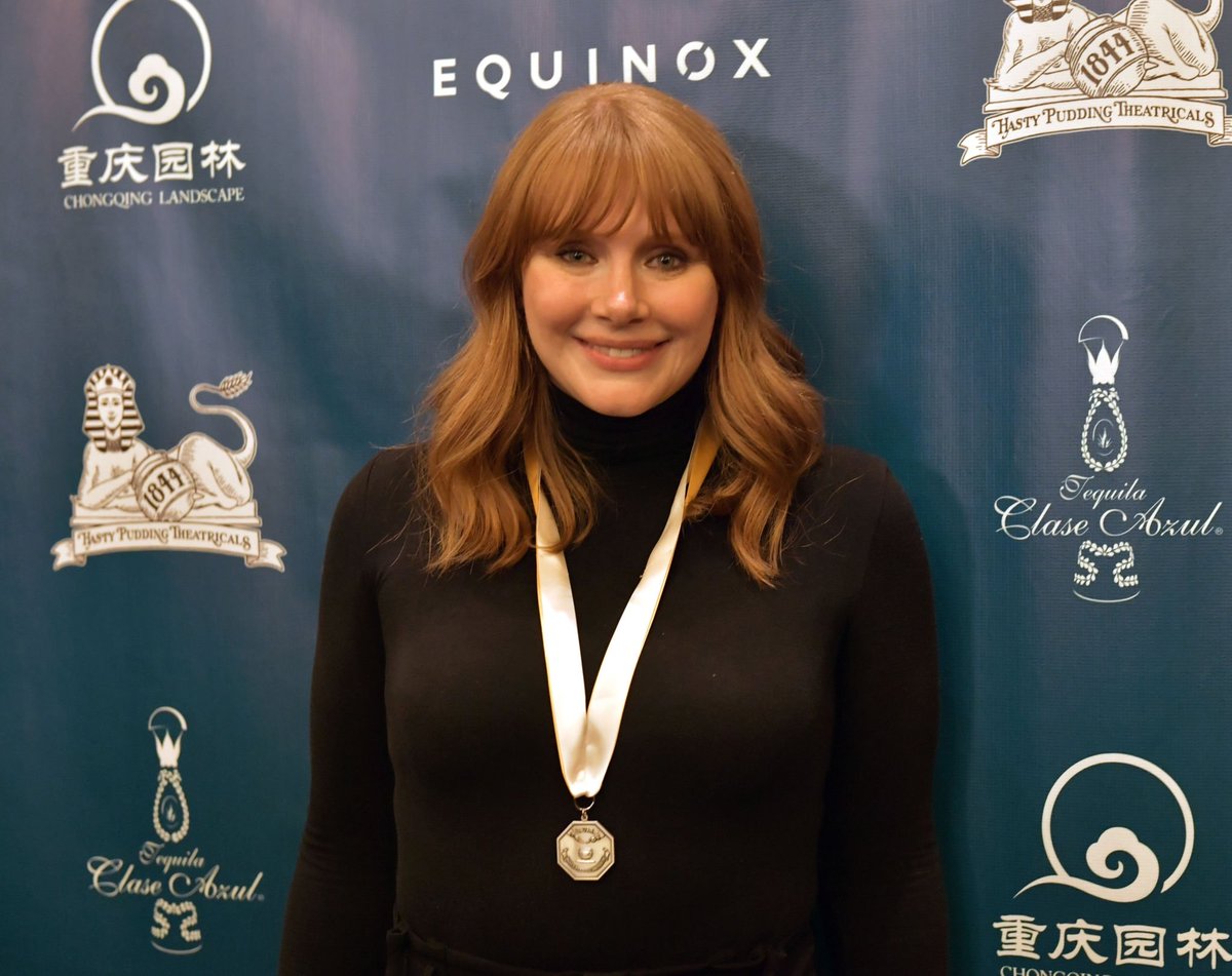 BryceHowardWeb's tweet photo. 📷 Hasty Pudding Theatricals Honors @BryceDHoward As 2019 Woman of The Year | https://t.co/5ipOl1OzGi #BryceDallasHoward https://t.co/ai07iEsbRH