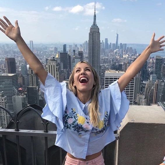 modoavion4's tweet photo. Hoy viajamos a la ciudad más famosa del mundo🍎!!! Los Domingos a la medianoche revivimos lo mejor de #ModoAvión en #NYC ❤ @MonteCarloTV @sinapsisideas https://t.co/uJXl3F3RHV