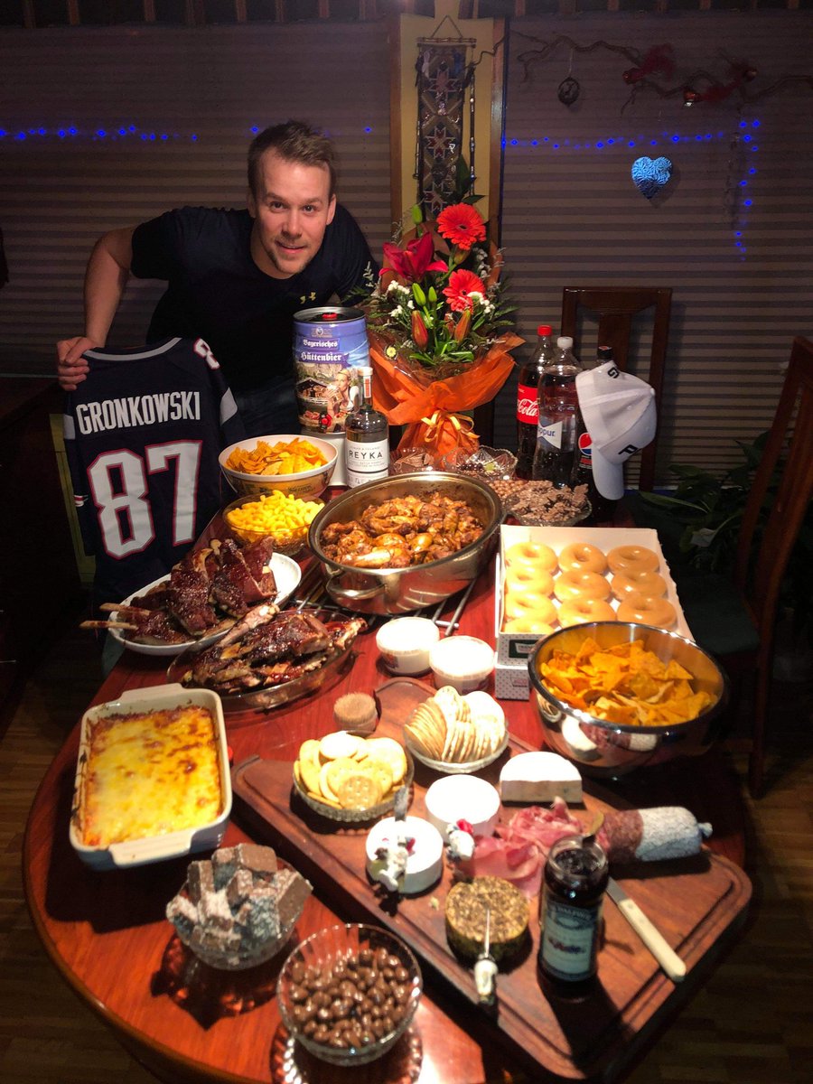 Minn maður <a href="/FedorNumi/">Heiðar Númi</a> er þrítugur í dag. Eyddi afmælisdeginum í bið á flugvelli í Munchen. Kom heim í eigið Superbowl partý klukkan 23:24 eftir 40 tíma ferðalag. Hann á skilið hlaðborð #NFLisland