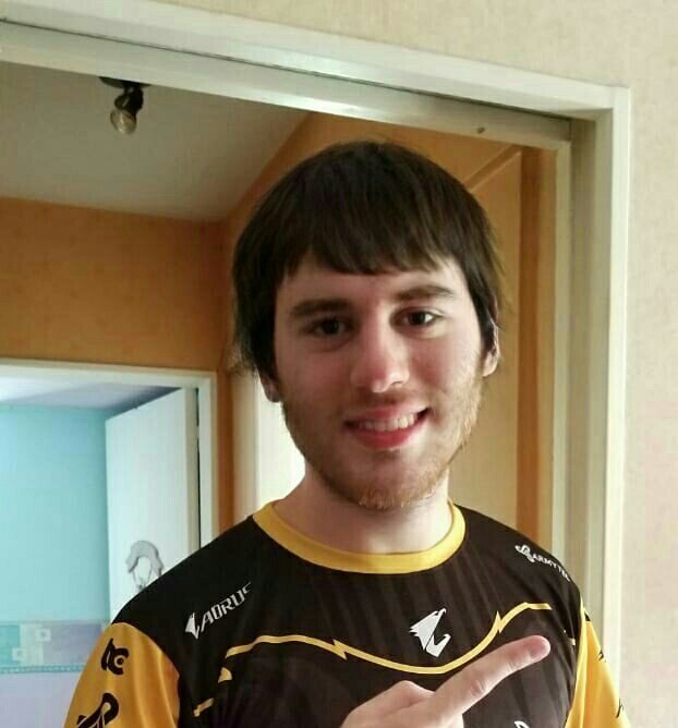 Sadromc1's tweet image. Que cuenta la banda papaa
Necesitamos 300 RT para que @nachittus_YT se ponga esta foto de perfil

Es por una buena causa