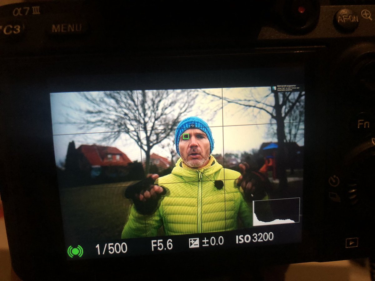 Ohne Mist @EmbeddedTester hat recht! Bei ihm geht der Augenautofokus immer auf seine Brauen steil xD