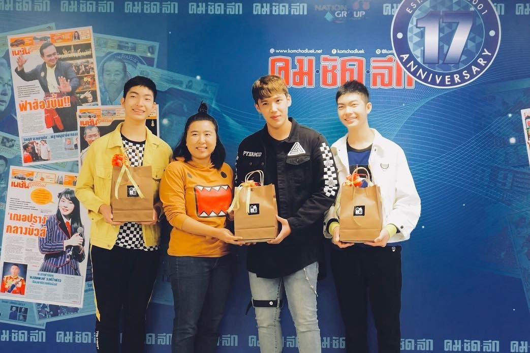 kangsom_pantip's tweet photo. ท่านประธาน #kangsomks โปรดิวเซอร์ #mark_khanatsanan และ2หนุ่ม #micsethanun #mac_supanut ได้เดินทางไป ขอบคุณและสวัสดีปีใหม่สื่อและสปอนเซอร์🙏🏻 ในรายการ road to idol season1 
#roadtoidol 
#r2id 
#roadtoidolseason1 
#ogme https://t.co/okfJJavq9g IG:ogme_entertainment #แกงส้ม #micmac https://t.co/elRJ6BgTLb