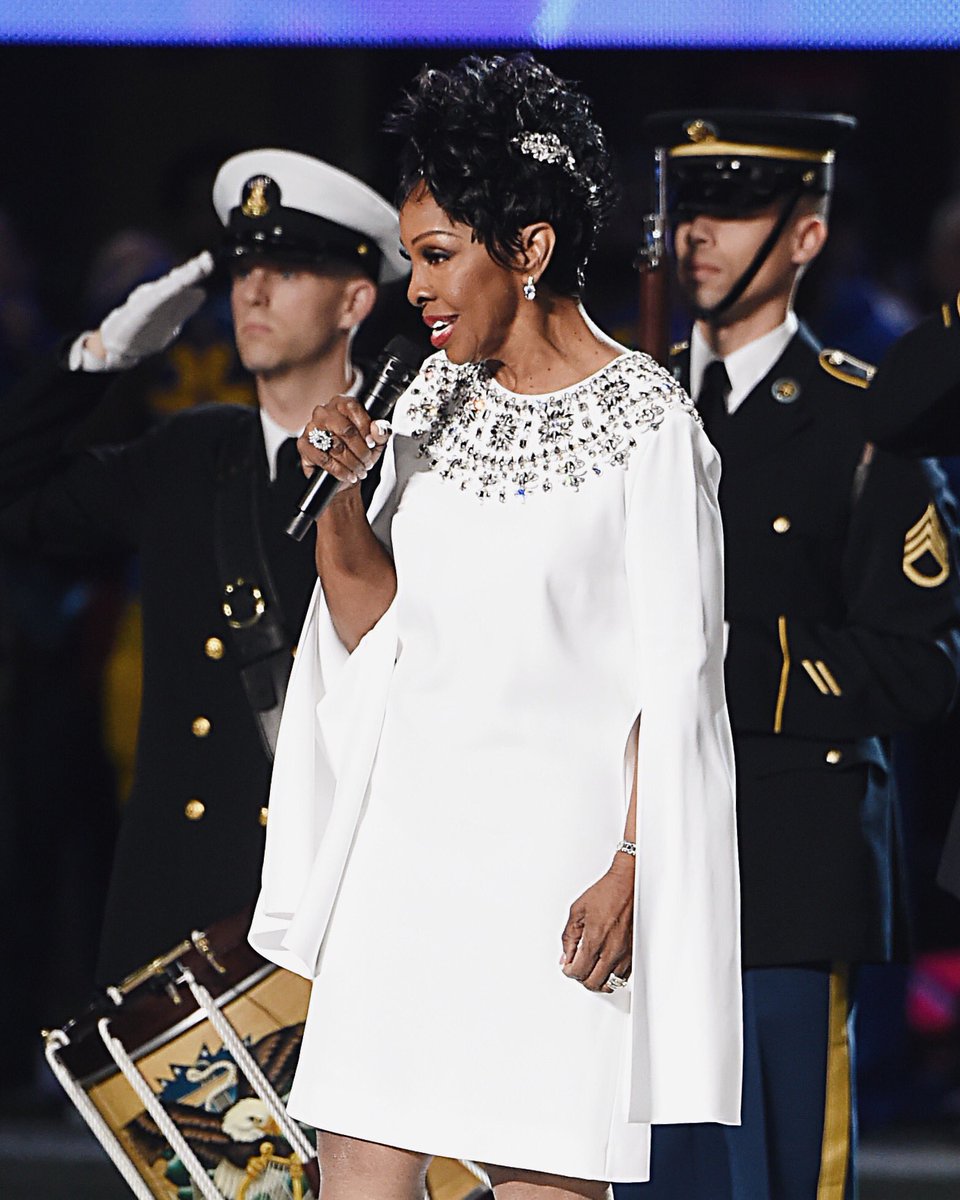 MichaelKors's tweet image. A fabulous Knight: @MsGladysKnight wears Resort 2019 #MichaelKorsCollection while performing the National Anthem at tonight’s #SuperBowl. #SBLIII #FameFrames
