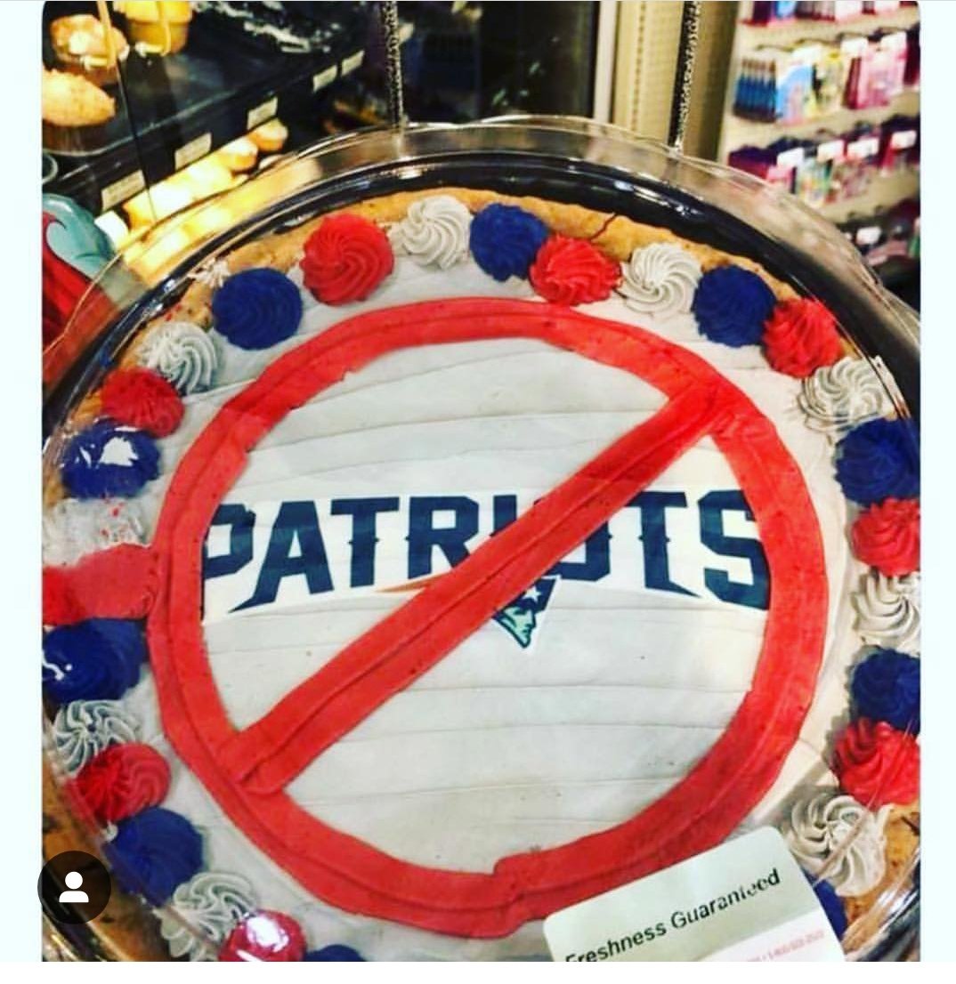 SarahDynasty's tweet photo. This is from Tops in Canandaigua NY! #Buffalo #BillsMafia 😁😂🤣🤣😂🤣😂 #PatriotsSUCK #Patriots https://t.co/qI2PPvuCZW