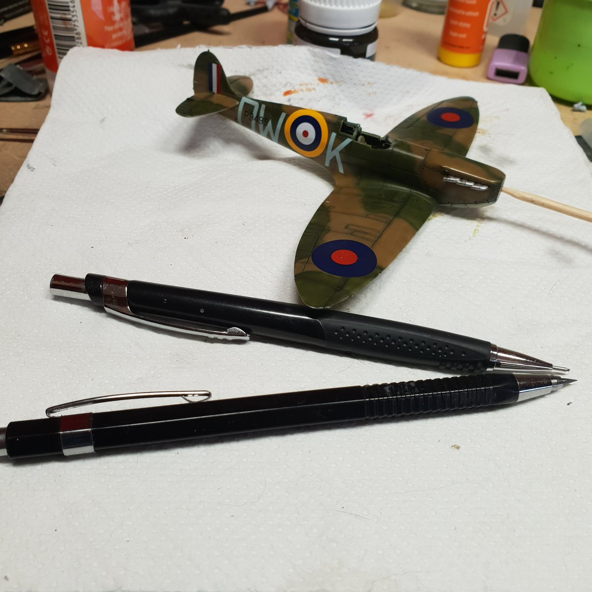 Plastic_Alchem's tweet photo. Some more little details added to my spirfire, using a pencil to mark the linea and water based crayons to do rhe smoke. Opinions are welcome. #scalemodel #Scale #plasticmodelling #scalemodelkit #Spitfire #RAF #plasticmodelsworld #scalemodelsworld #Akrealcolors https://t.co/CZMrCAfR4N